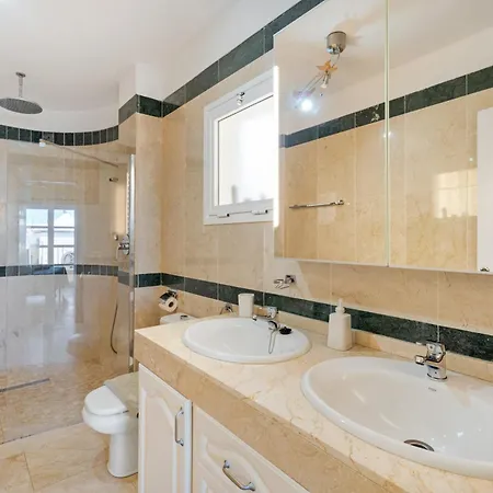 Benimar 28 Адехе